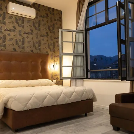 Living Como-rooms&parking Πανσιόν