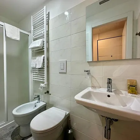 Affittacamere Living Como-rooms&parking 4*