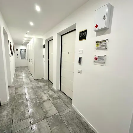 Living Como-rooms&parking 4* Côme