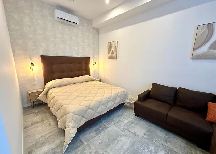 Living Como-rooms&parking Casa de hóspedes 4*