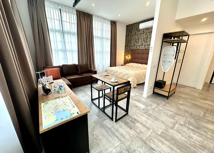 Living Como-rooms&parking 4*