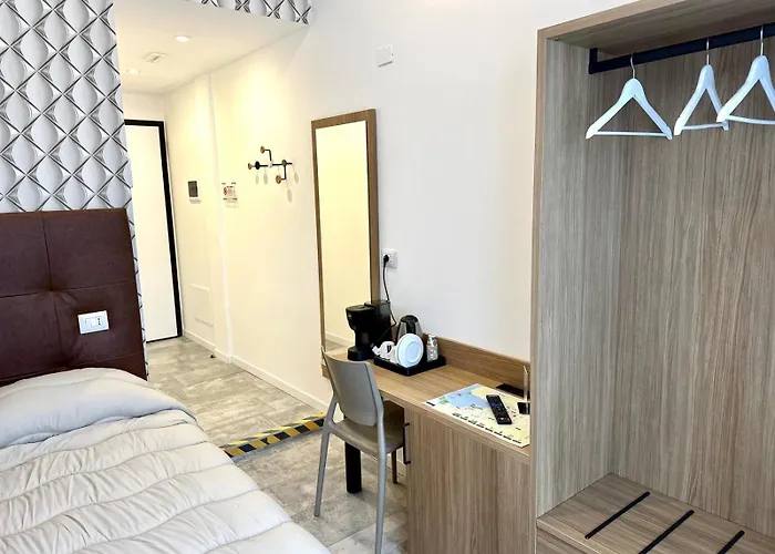 Living Como-rooms&parking Πανσιόν 4*