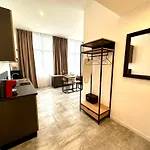 Living Como-rooms&parking 招待所 4*
