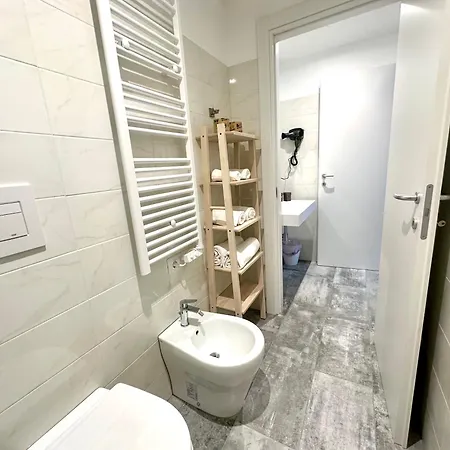 招待所 Living Como-rooms&parking 4*