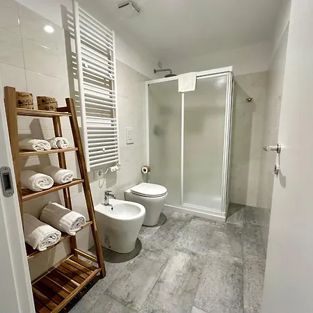 Living Como-rooms&parking 招待所 科莫