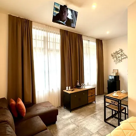 Living Como-rooms&parking 招待所 4*