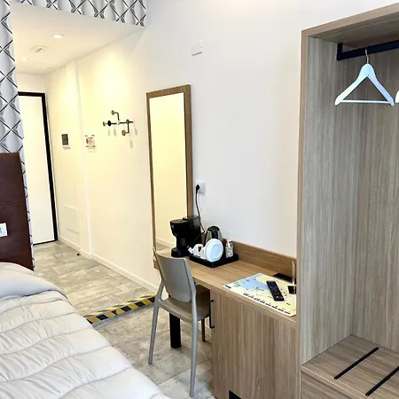 Living Como-rooms&parking 招待所 4*